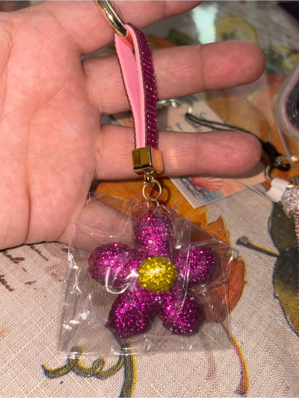 🌼 Pink Glitter Flower Keychain